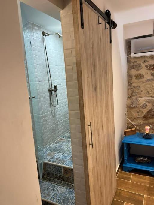 Stone Inn Near Acropolis & Metro 石头记 Felsenhohle Atenas Exterior foto